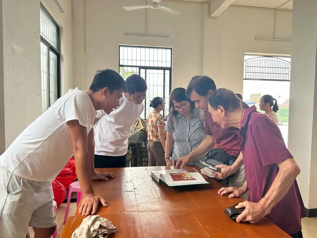 华裔带泛黄家书飞中国寻根，看族谱认亲、在祖辈照片前泪洒全场（组图） - 1