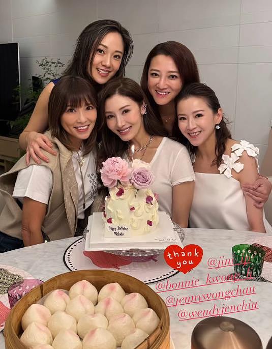 李嘉欣半岛酒店庆祝55岁生日，穿黑裙罕露性感，手捧玫瑰好漂亮（组图） - 11