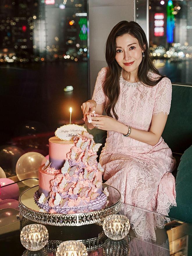 李嘉欣半岛酒店庆祝55岁生日，穿黑裙罕露性感，手捧玫瑰好漂亮（组图） - 1