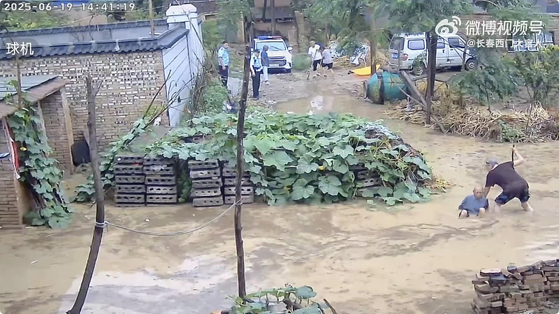 河南8旬翁水中跌倒挣扎，民警目击过程未搀扶被免职（视频/图） - 1