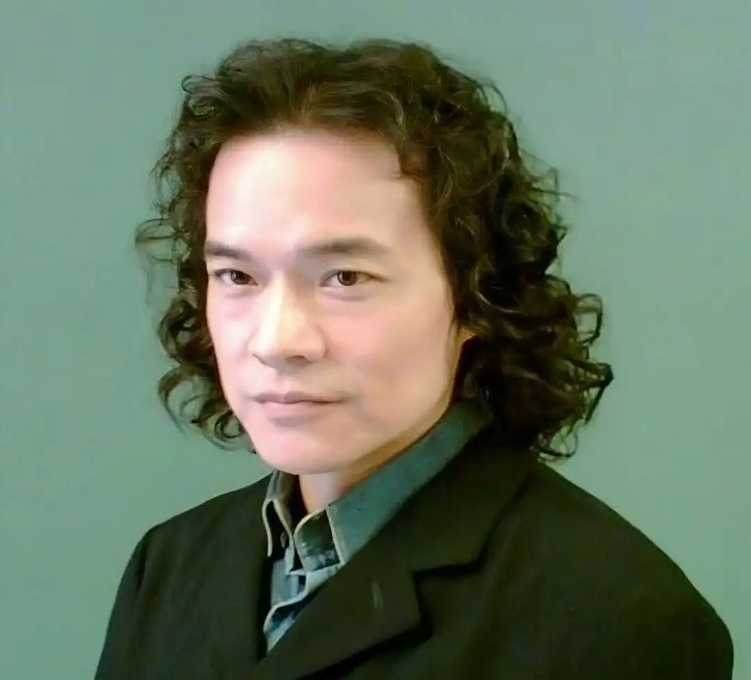 “香港四大癫王”之一曾患狂躁症，自曝被五花大绑，两度确诊癌症剃度出家（组图） - 3