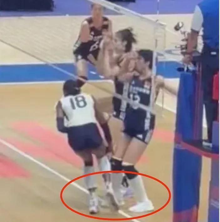 挑衅中国女排+拒绝握手!意大利黑人选手遭裁判警告(组图) - 4