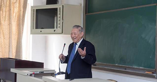 105岁“工作狂”教授骑三轮车上班（组图） - 1