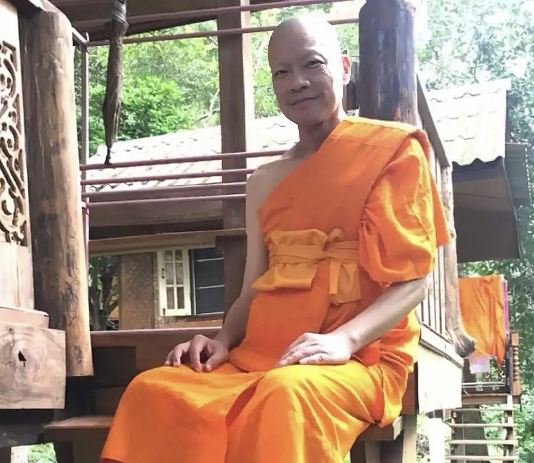 “香港四大癫王”之一曾患狂躁症，自曝被五花大绑，两度确诊癌症剃度出家（组图） - 5