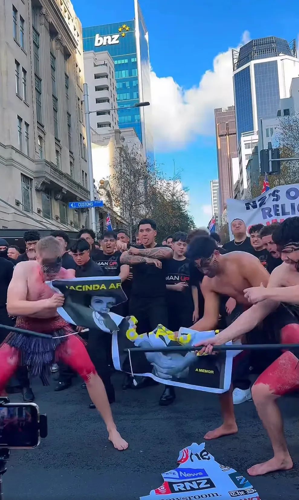 “不想同化，就别移民！”新西兰爆发游行，他们全身黑衣，当众焚烧旗帜（组图） - 17
