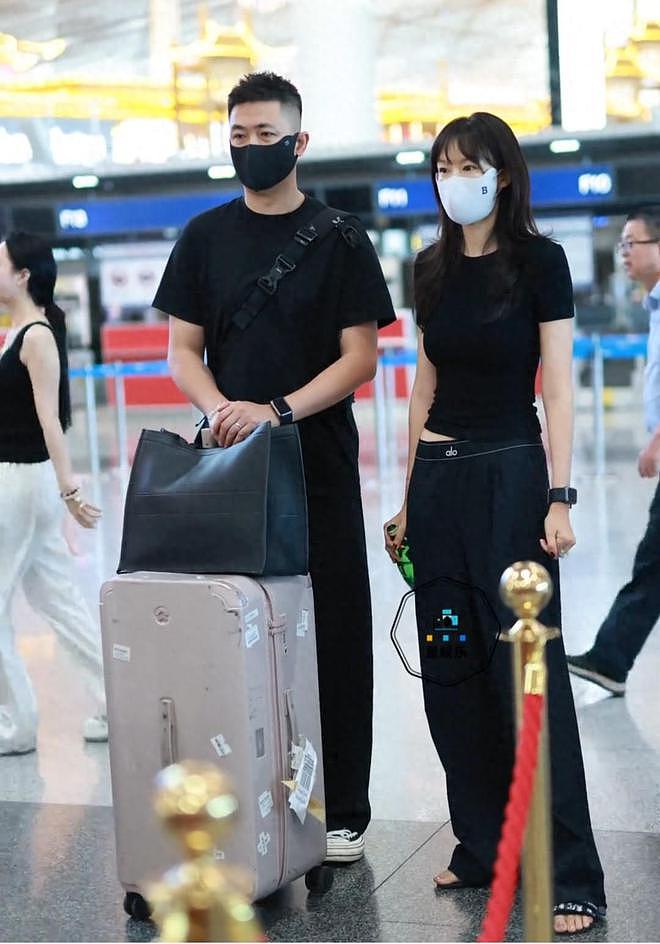 46岁李艾现身机场,身后老公身材高大像保镖,46岁嫩得像26岁(组图) - 1