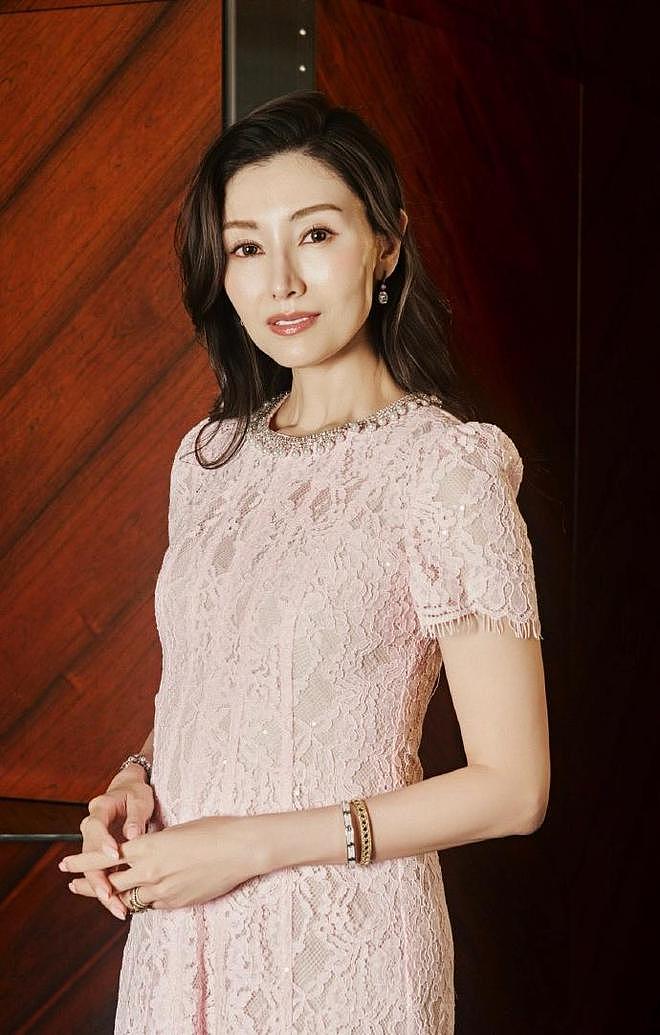 李嘉欣半岛酒店庆祝55岁生日，穿黑裙罕露性感，手捧玫瑰好漂亮（组图） - 8