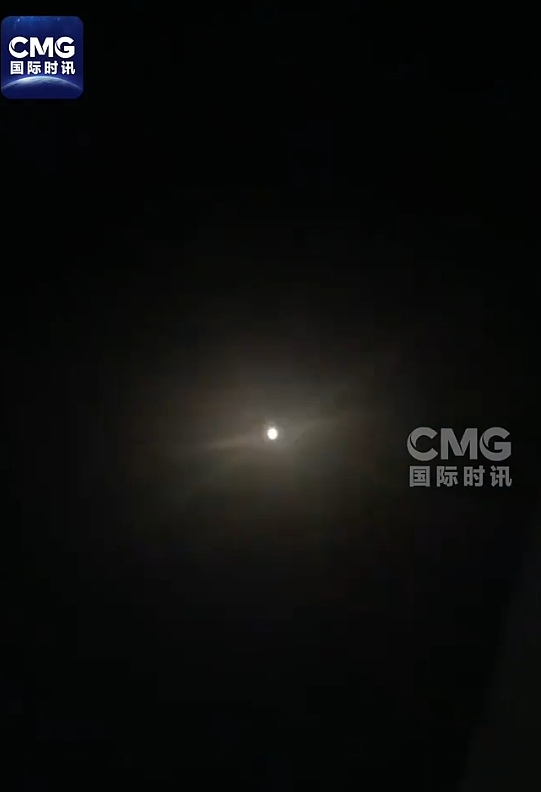 胡塞武装向以色列发动导弹袭击,现场画面曝光!此前曾宣布将重新开始袭击美国船只(视频/组图) - 1