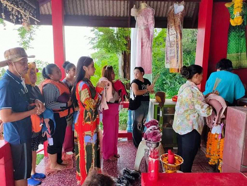 泰少女双乳岛祈求姻缘超灵验，一票女信众奉上胸罩还愿（组图） - 2