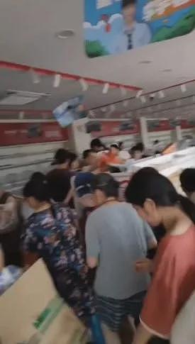 广东洪水刚退爆“零元购”,大规模哄抢引发舆论哗然(组图) - 1