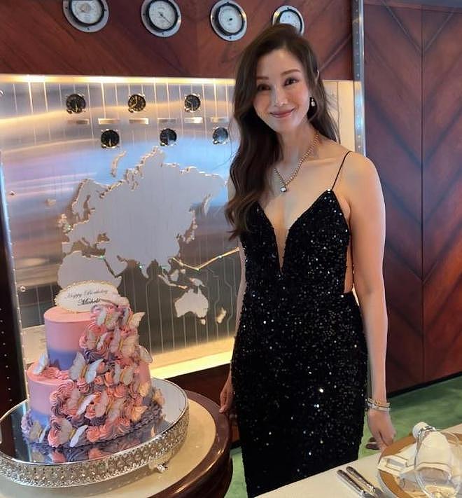 李嘉欣半岛酒店庆祝55岁生日，穿黑裙罕露性感，手捧玫瑰好漂亮（组图） - 2