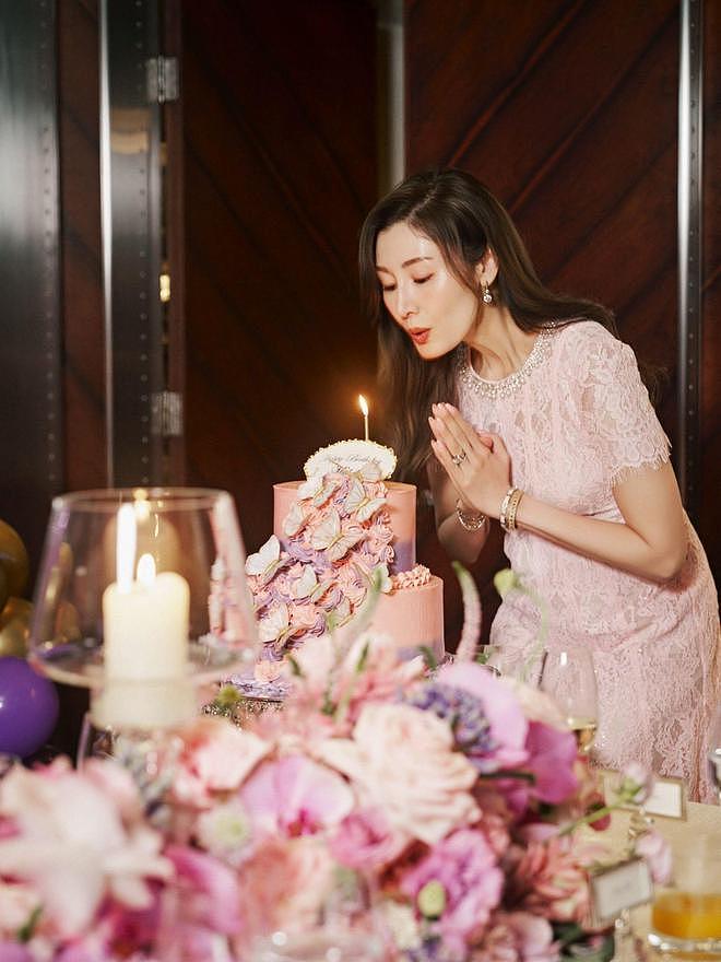 李嘉欣半岛酒店庆祝55岁生日，穿黑裙罕露性感，手捧玫瑰好漂亮（组图） - 5