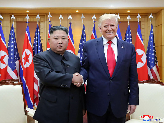 特朗普把金正恩吓到“屁滚尿流”?攻击朝鲜可能性曝光(组图) - 1