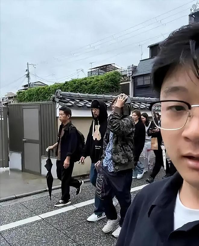 46岁周杰伦近况曝光！长期被病痛折磨，走路靠友人搀扶（组图） - 2