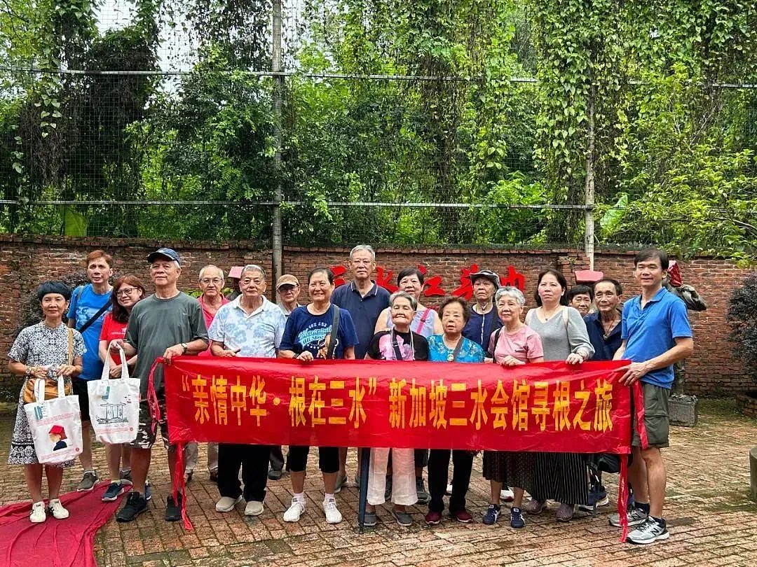 华裔带泛黄家书飞中国寻根，看族谱认亲、在祖辈照片前泪洒全场（组图） - 2