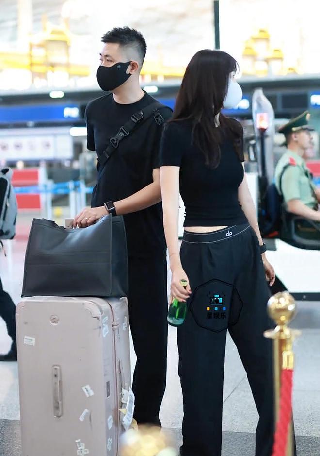 46岁李艾现身机场,身后老公身材高大像保镖,46岁嫩得像26岁(组图) - 2