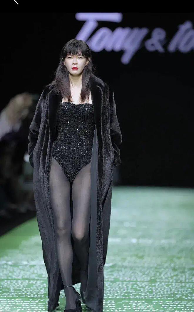 46岁李艾现身机场,身后老公身材高大像保镖,46岁嫩得像26岁(组图) - 4