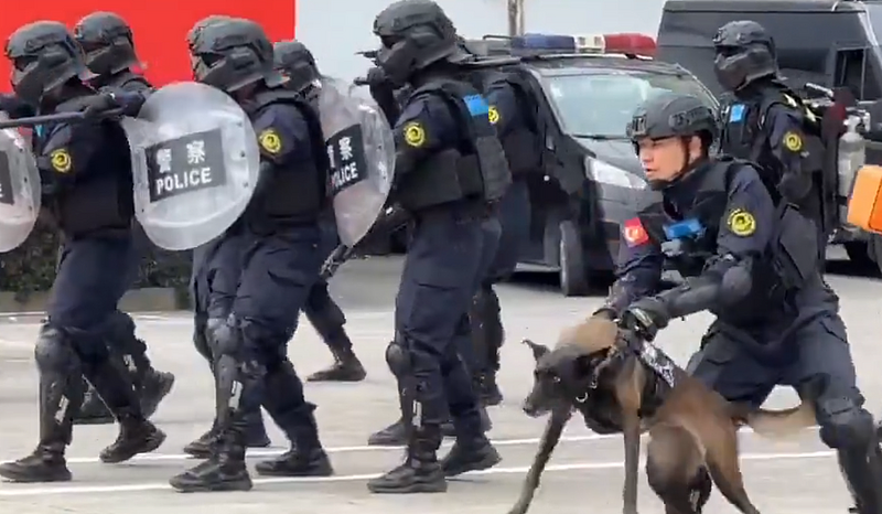 中国武警防暴演练，“假想敌”竟是农民工（视频/组图） - 1