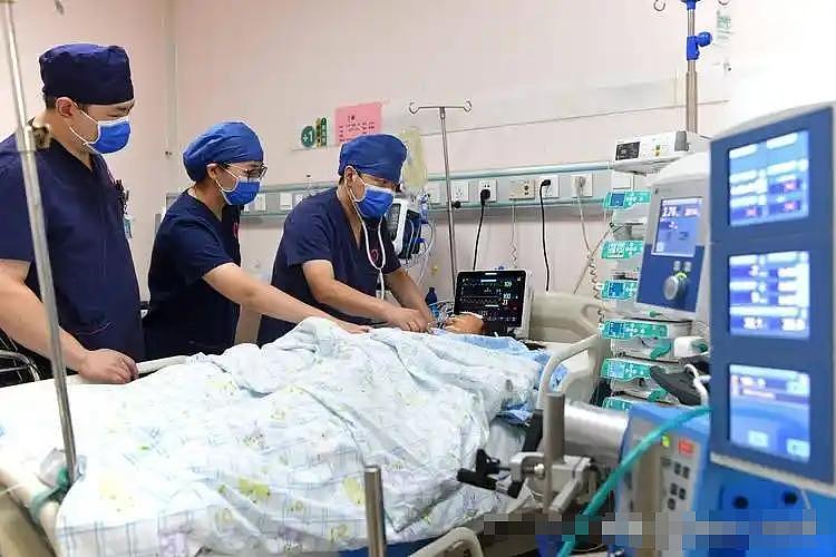 孩子突发重病,医生帮忙转院抢救及时!江西家长因2.8万路费转手控告医院引发热议!评论区炸锅(视频/组图) - 4