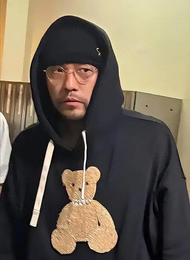 46岁周杰伦近况曝光！长期被病痛折磨，走路靠友人搀扶（组图） - 4