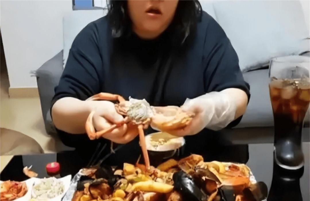 美女一顿炫20碗面,体重却常年不过百?粉丝疑她假吃,体检结果太惊人…(组图) - 14