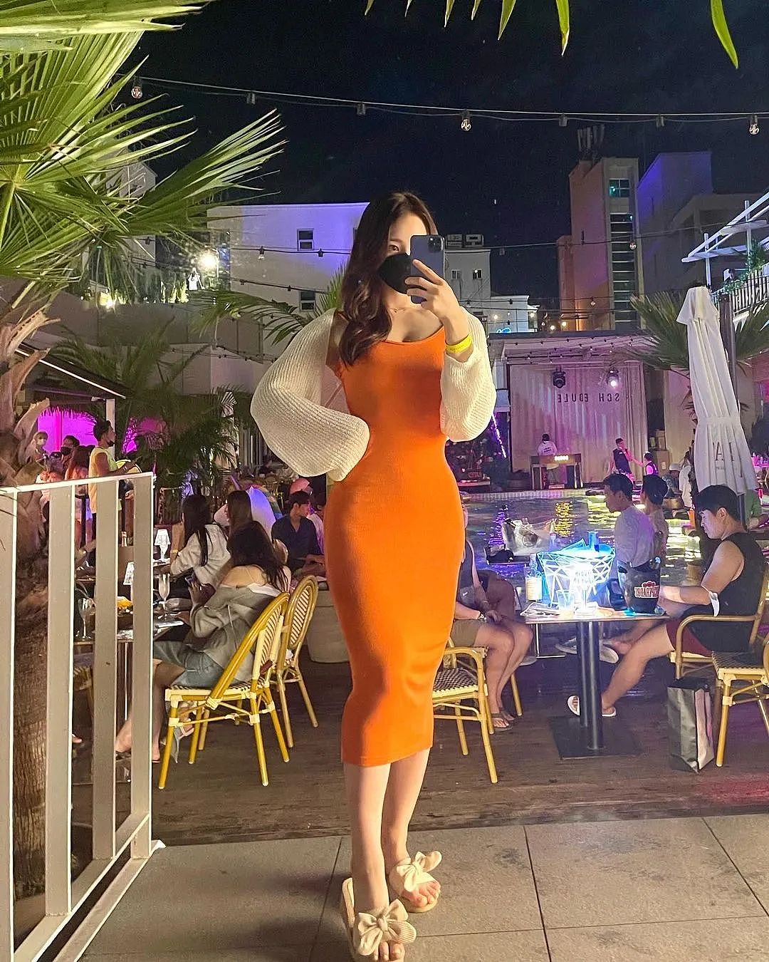 【美女】当她摘下口罩,露出阵容!网友直呼:这身材我爱了...(组图) - 4