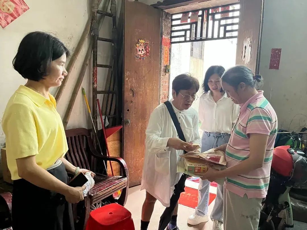 华裔带泛黄家书飞中国寻根，看族谱认亲、在祖辈照片前泪洒全场（组图） - 3