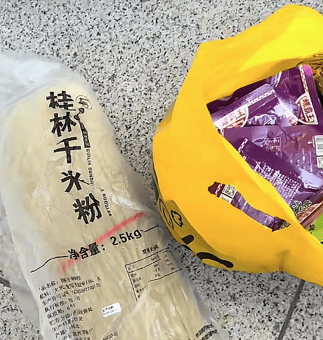 广西女子背60包螺蛳粉闯非洲: 想让当地人尝尝(组图) - 2