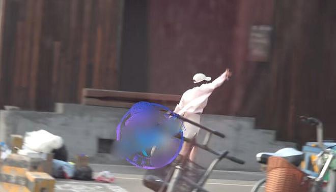 秦岚跑工作室探望宋佳，开心得像小孩！魏大勋爸爸亲自开车接她（组图） - 1