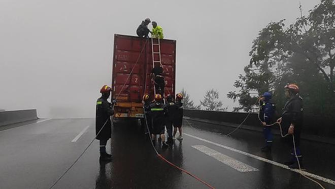 大桥垮塌司机悬空获救，救援队：我们救灾顺路把他救了（组图） - 3