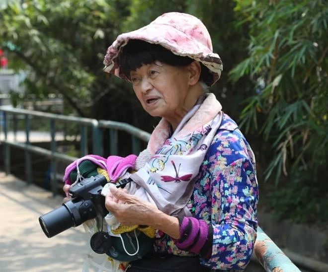 周润发姐姐被误认成流浪汉，严重驼背步履蹒跚，78岁仍自食其力（组图） - 9
