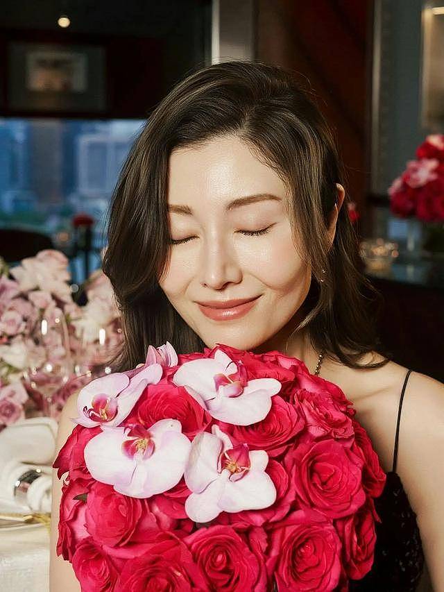 李嘉欣生日派对惊艳全场，深V礼服完美身材，网友：岁月不败美人（组图） - 3