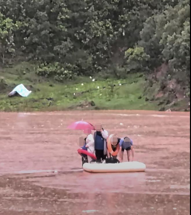10人在云南一网红“野景点”河道露营，一早醒来被洪水包围（组图） - 1