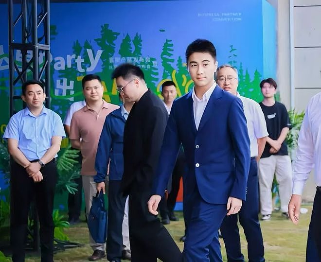 冲刺开业，已招商！王思聪选择退出，此前官宣总投资37亿元，还和市委书记面谈！何猷君接盘，他将王思聪视作榜样（组图） - 1