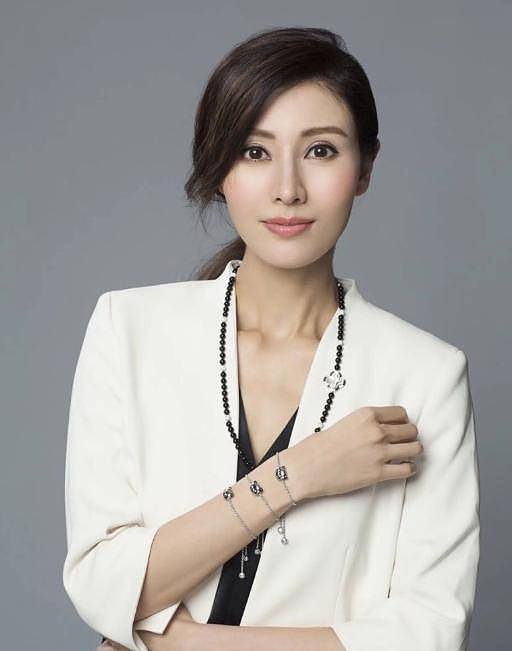李嘉欣生日派对惊艳全场，深V礼服完美身材，网友：岁月不败美人（组图） - 7