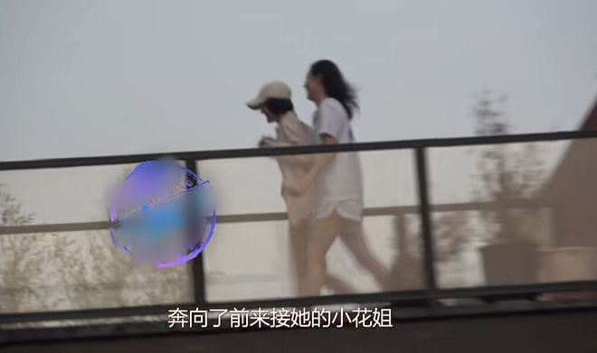 秦岚跑工作室探望宋佳，开心得像小孩！魏大勋爸爸亲自开车接她（组图） - 2