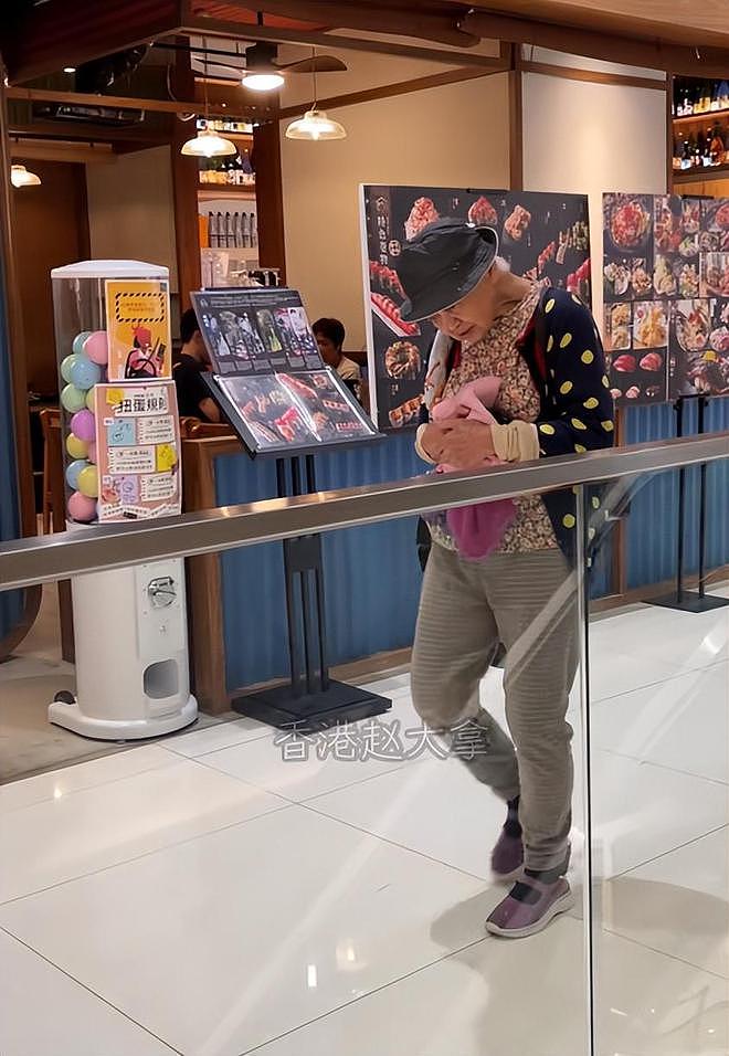 周润发姐姐被误认成流浪汉，严重驼背步履蹒跚，78岁仍自食其力（组图） - 7