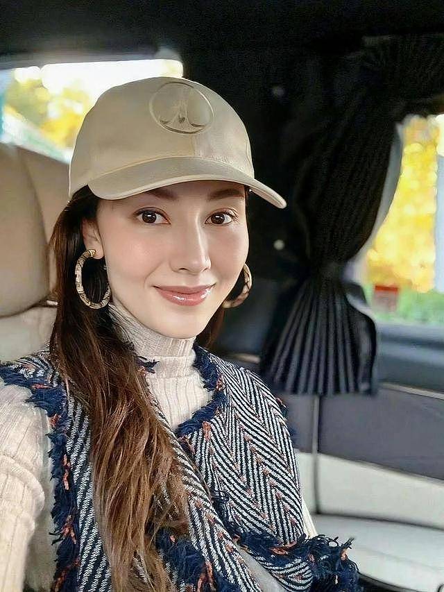 李嘉欣生日派对惊艳全场，深V礼服完美身材，网友：岁月不败美人（组图） - 11