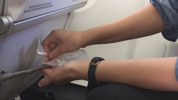 华人回国在飞机上盖毛毯,直接过敏长麻疹,吃药都不管用!工作人员爆料:看完再也不敢用了(组图) - 20