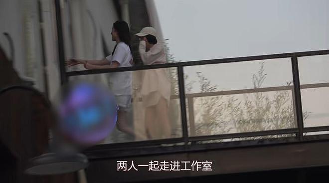 秦岚跑工作室探望宋佳，开心得像小孩！魏大勋爸爸亲自开车接她（组图） - 3