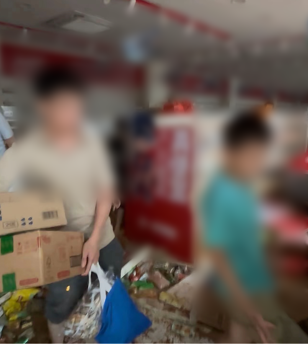 广东暴雨零食店遭哄抢，最寒心的一幕出现了…（组图） - 5