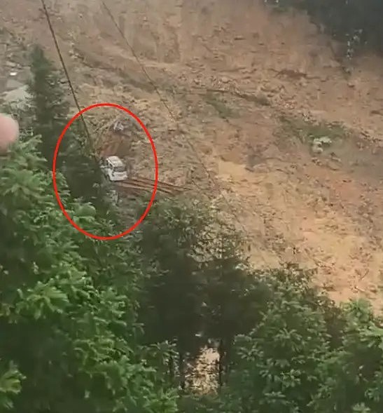 贵州厦蓉高速大桥垮塌影片曝！大货车断桥边半天吊，所幸无人伤亡（视频/组图） - 5