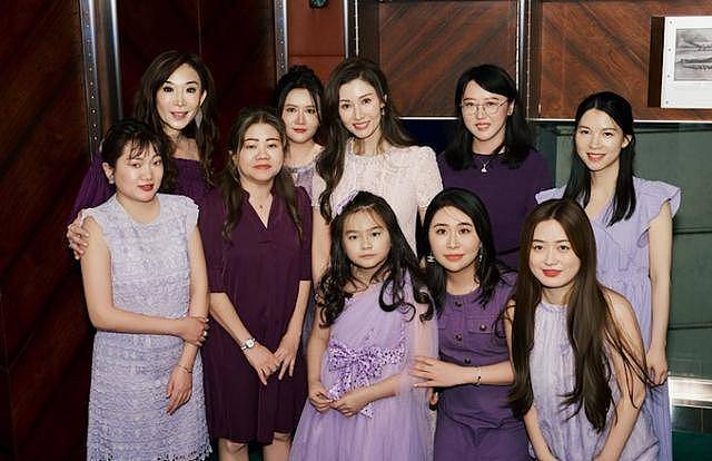 李嘉欣生日派对惊艳全场，深V礼服完美身材，网友：岁月不败美人（组图） - 2