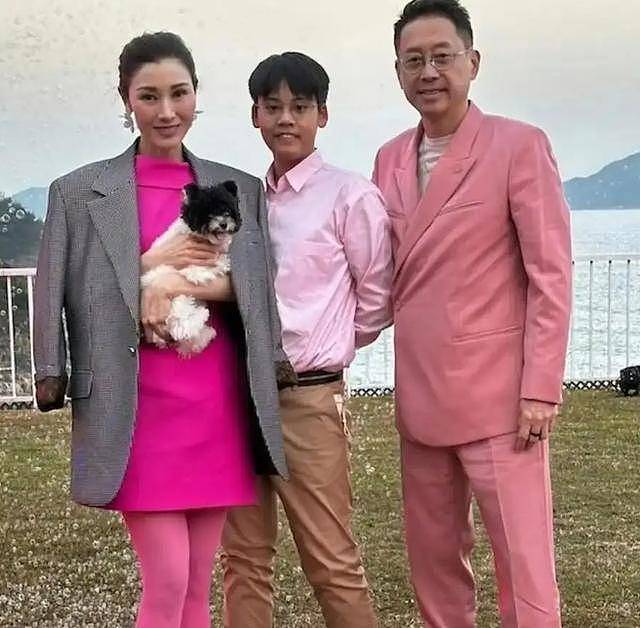 李嘉欣生日派对惊艳全场，深V礼服完美身材，网友：岁月不败美人（组图） - 10