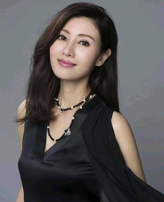 李嘉欣生日派对惊艳全场，深V礼服完美身材，网友：岁月不败美人（组图） - 4