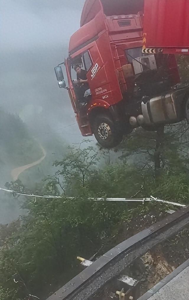 大桥垮塌司机悬空获救，救援队：我们救灾顺路把他救了（组图） - 1
