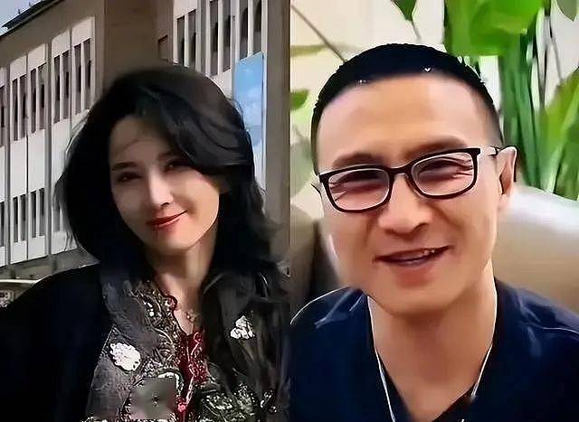 汪峰不忍了！深夜秀恩爱，与森林北新疆团聚（组图） - 1