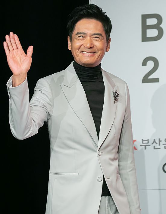 周润发姐姐被误认成流浪汉，严重驼背步履蹒跚，78岁仍自食其力（组图） - 2