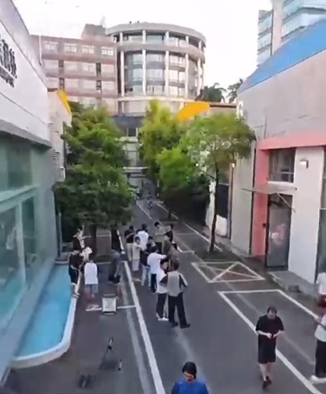 广东清远市4.3级地震：水樽晃动、民众户外避难画面曝！广深等地人民有震感，网民：南山好明显（视频/组图） - 3