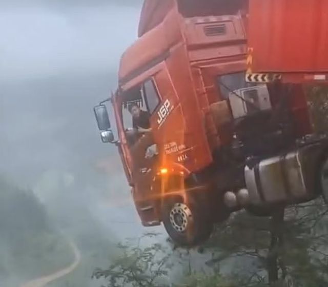 大桥垮塌司机悬空获救，救援队：我们救灾顺路把他救了（组图） - 2